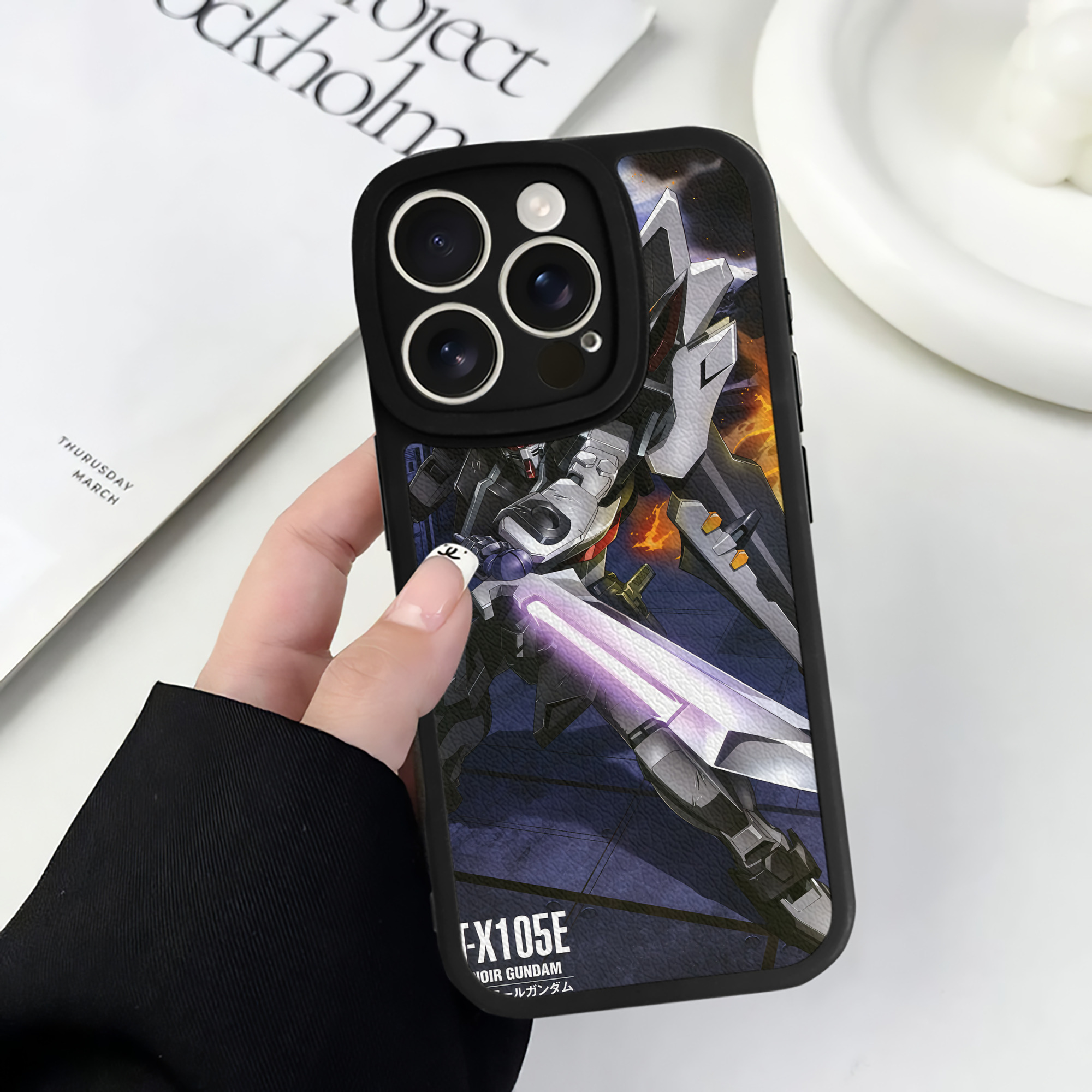 （画像用） 機動戦士ガンダム Mobile Suit Gundam 【iPhone 16シリーズ対応】シリコンスマホケース（レザー調） 材質：シリコン